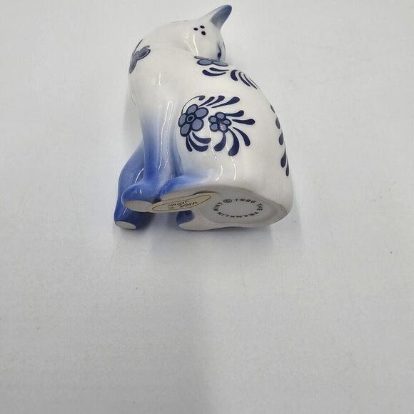 The Franklin Mint Curio Cabinet Collection 1986 Delft Blue & White Porcelain Cat - Picture 4 of 6